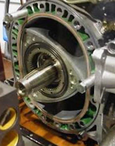 Wankel engine housing and rotor shaft
